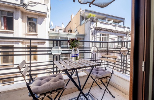 Cihangir Apartment | 3-Bedroom Central Chic Apartment with Elevator, Balcony, and Modern Furnishings