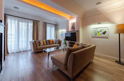 Cihangir Apartment | 3-Bedroom Central Chic Apartment with Elevator, Balcony, and Modern Furnishings