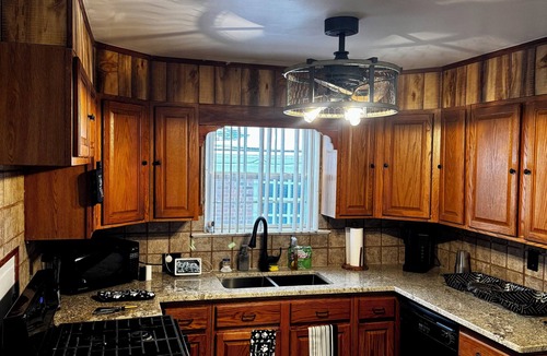 Garfield Heights House | 3-bedroom Château in welcoming Garfield Heights with WiFi, AC. 3 night minimum
