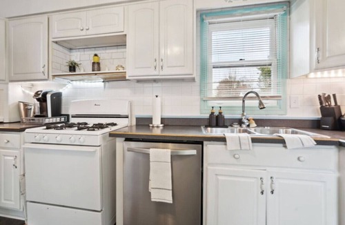 Mayfield Heights House | 3-Bedroom Cottage in Mayfield Heights
