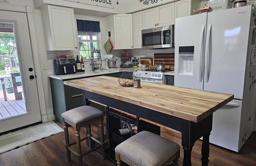 Trinidad Cottage | 3-bedroom Cottage in the small Country town of Trinidad! Eat/Swim/Relax! REPEAT!