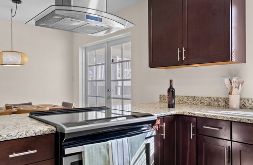 Gainesville Ski Chalet | 3-bedroom entire house with pool near UF and Santa Fe College.