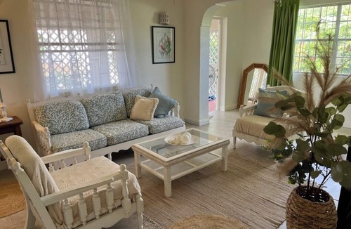 Marine Gardens House | 3 Bedroom Family Cottage 5 mins walk to beach and all amenities