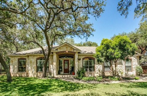 Far North Central House | 3 bedroom family home on 1/2 acre in the hill country