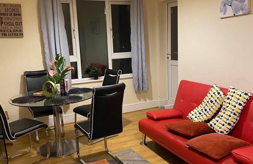 Cradley Apartment | 3 bedroom flat, 2 minutes drive to longbridge, Birmingham train station,