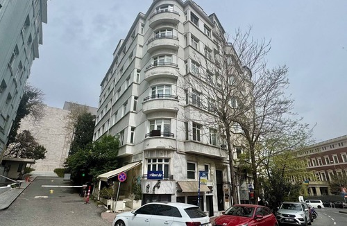 Gumussuyu Mahallesi Apartment | 3-Bedroom Flat in Great Location in Taksim Beyoglu Istanbul