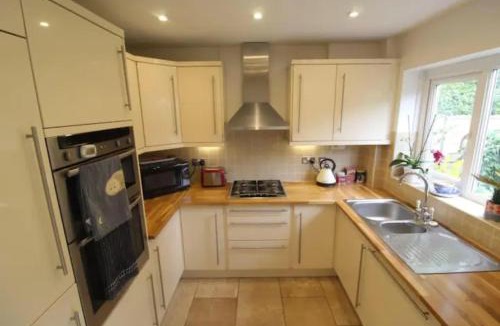 Wythenshawe House | 3 Bedroom house-close to Manchester airport-Free parking-private garden