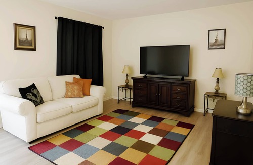 Chesapeake House | 3-bedroom house in Chesapeake with workspace, ready-to-cook kitchen, and yard