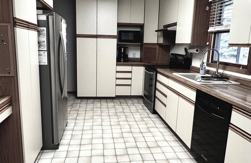Mapleton House | 3-bedroom house in delightful Mapleton with AC, WiFi. Unwind and enjoy!