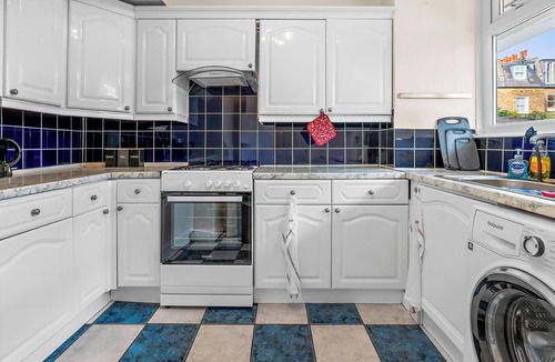 Hammersmith and Fulham House | 3 Bedroom House in Fulham | Sleeps 8 | Pool Table, Garden, WiFi & SmartTV