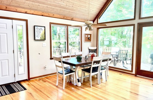 Scottsville House | 3 bedroom lake house with view, with boat slip to rent and game room