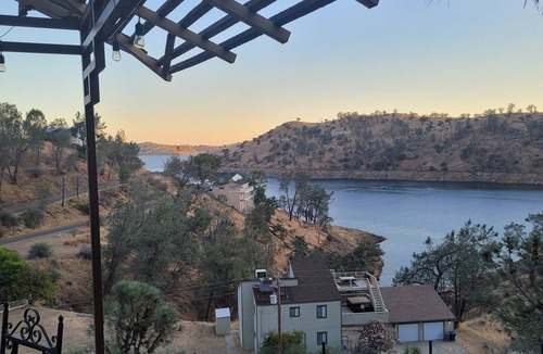 Friant House | 3-bedroom Lake House on Millerton Lake! Strong wifi and close hiking trails.