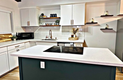 Carmichael House | 3 Bedroom Modern Elegance - Gourmet Kitchen