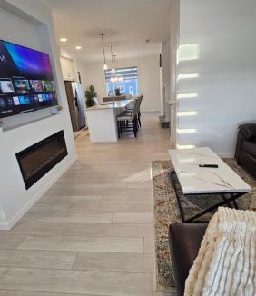 Calgary House | 3 Bedroom Modern Luxury House - Family Friendly, 3 Queen Beds, Free Wi-Fi, and Free Parking