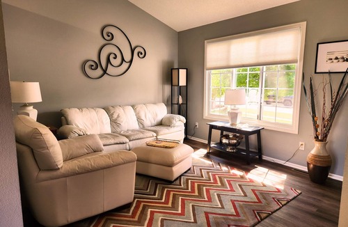 Clive House | 3+ bedroom split level house in the heart of all Clive amenities