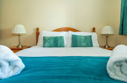 St. Ann's Chapel Cabin | 3-bedroom townhouse with country views and pool access at Honicombe Holiday Park