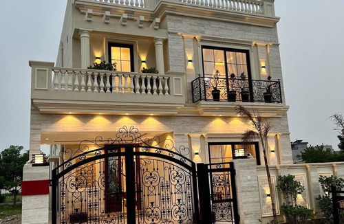 Naif Villa | 3-bedroom villa in marvelous Dubai with fitness room, AC, WiFi