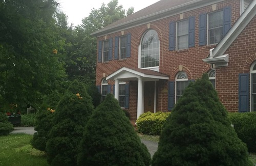 North Potomac House | 3 bedrooms 3 baths, bright & Spacious ,free parkings, fast wifi, massage chair