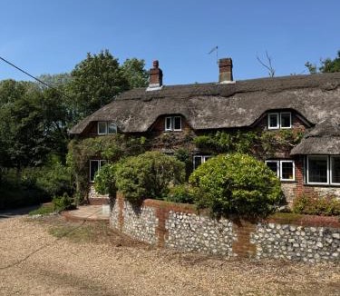 Ropley House | 3 Bedrooms, 3 Double Beds, 6 Guests, Countryside Thatched Cottage