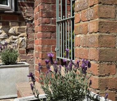 Ropley House | 3 Bedrooms, 3 Double Beds, 6 Guests, Countryside Thatched Cottage