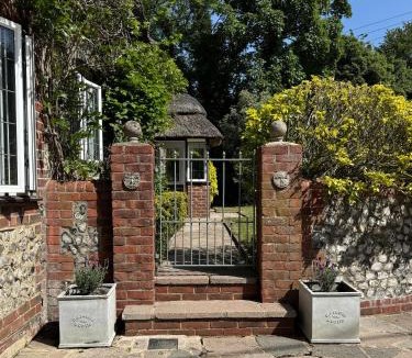Ropley House | 3 Bedrooms, 3 Double Beds, 6 Guests, Countryside Thatched Cottage