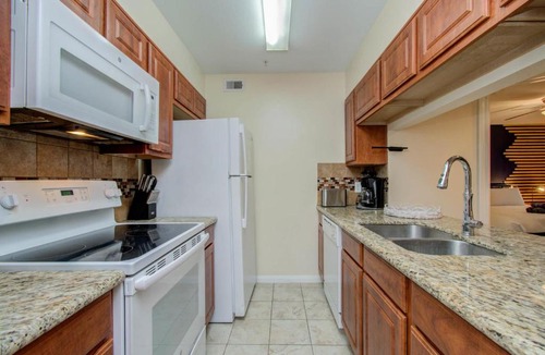 South Main Apartment | 3 Bedrooms Spacious Central Condo w Pool