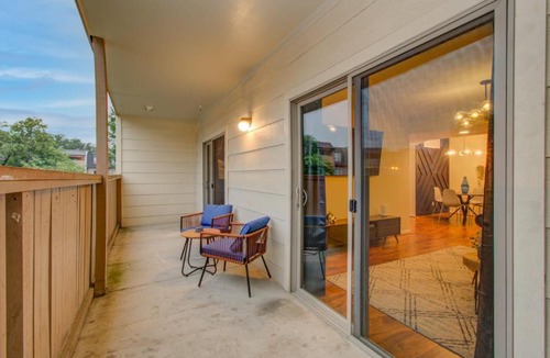 South Main Apartment | 3 Bedrooms Spacious Central Condo w Pool