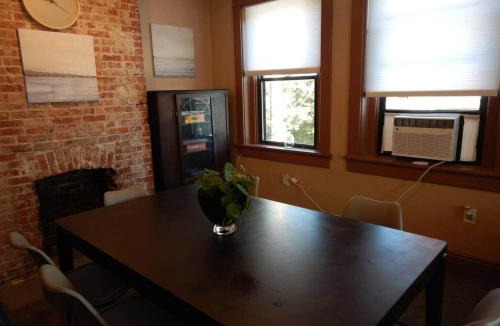 East Allegheny Apartment | 3 Beds, homey, spacious, stadiums, free parking, parks