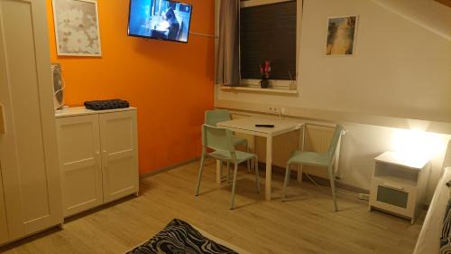 Oberlungwitz House | 3-Bettzimmer mit Gemeinschaftsküche und je 2 Duschräumen und 2 Toiletten