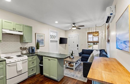 San Jacinto Cottage | 3 blocks to beach with Cowboy Pool