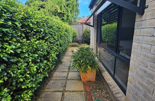 Robina House | 3 BR Home 10 mins from beach Short Walk to dining, outdoor pet friendly