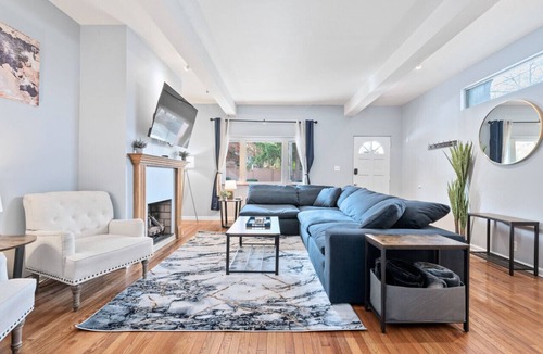Shadyside Apartment | 3 BR home|Steps from Walnut Street w/Free parking!