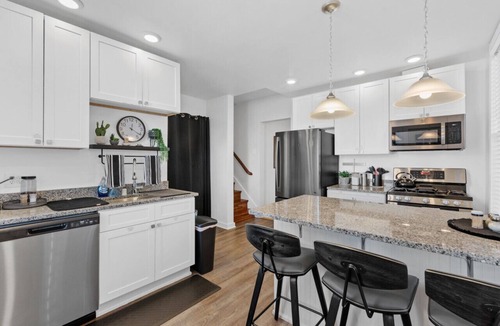 Fifth Ward House | 3 BR House + Front Studio Unit w/2 Car Garage - Sleeps 12 in Walker's Point!