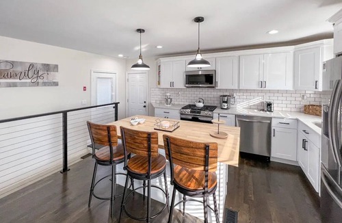 Tiverton House | 3 BR Ranch overlooking the Rivernn