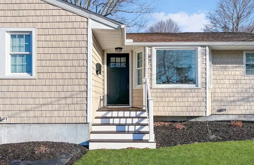Tiverton House | 3 BR Ranch overlooking the Rivernn