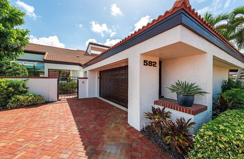Pelican Bay Villa | 3 BR Villa w/private pool in Pelican Bay. Walk to the beach and Waterside Shops