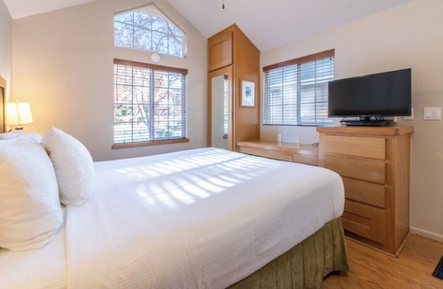 Napa Hotel | 3 Chic Studios | Kitchen | Pool | Free Parking | Napa Opera House – 1.2 miles