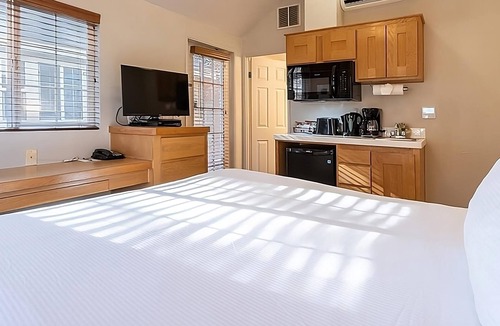 Napa Hotel | 3 Chic Studios | Kitchen | Pool | Free Parking | Napa Opera House – 1.2 miles