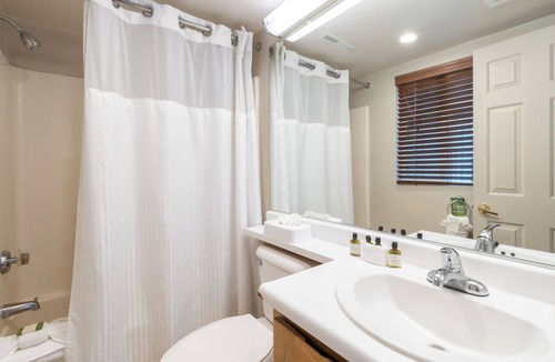 Napa Hotel | 3 Chic Studios | Kitchen | Pool | Free Parking | Napa Opera House – 1.2 miles