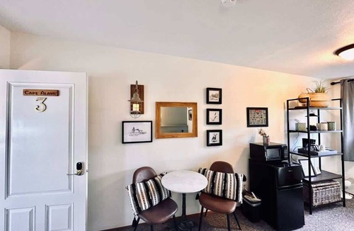 Port Angeles Hotel | #3 ✦Close to Hiking in ONP | Room w/2 Twin Beds✦