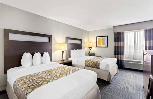 Naperville Hotel | 3 Comfy Units with Easy Access to City, Shops & Restaurants - Free Breakfast!