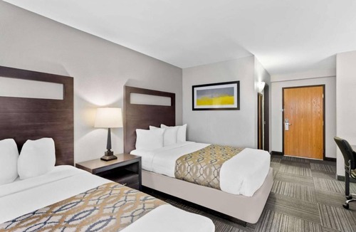 Naperville Hotel | 3 Comfy Units with Easy Access to City, Shops & Restaurants - Free Breakfast!