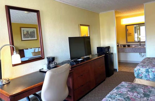 Logan Hotel | 3 Convenient Units| Logan Adventure Base | Hocking Hills | Waterfall & Cave Fun