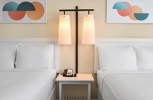 Waikiki Hotel | 3 Convenient Units, The Twin Fin Hotel, Ocean Front Two Doubles with Lanai