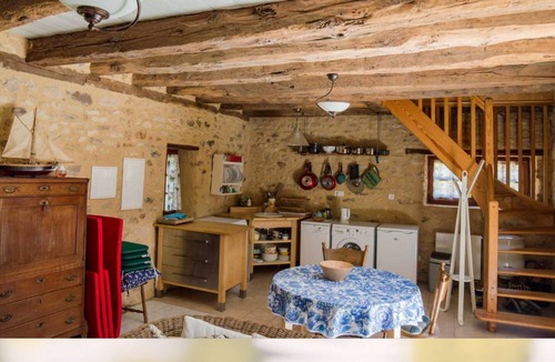 Les Eyzies House | 3 country houses. Chestnut 6 pers Clove 2 pers Hazelnut 6 pers.