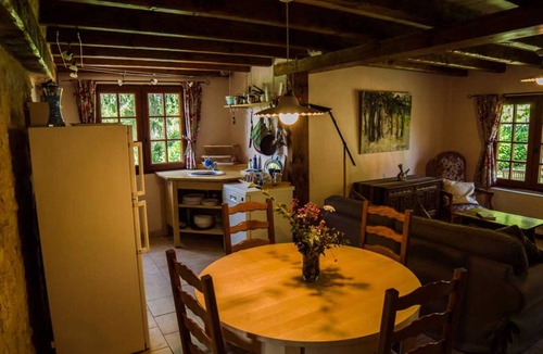 Les Eyzies House | 3 country houses. Chestnut 6 pers Clove 2 pers Hazelnut 6 pers.