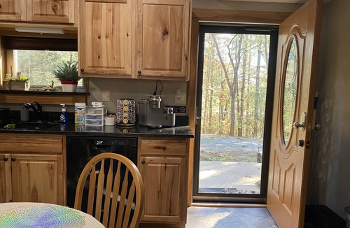 Mill Spring House | 3 Dog Night (Vacation Rental) Private. 7 min to T.I.E.C