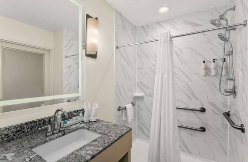 Downtown Baltimore Hotel | 3 Downtown Rooms | Short Drive to Baltimore Museum of Art and National Aquarium
