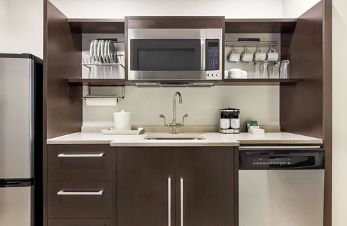 Queens Hotel | 3 Fresh & Stylish 2 Queen Studio Suite with Bright Spaces & Functional Design