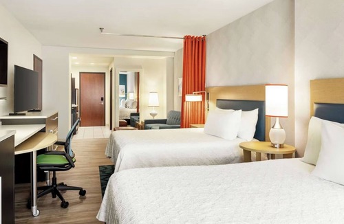 Queens Hotel | 3 Fresh & Stylish 2 Queen Studio Suite with Bright Spaces & Functional Design